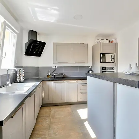 2 Bedroom Stunning In Orange * Orange (Vaucluse)
