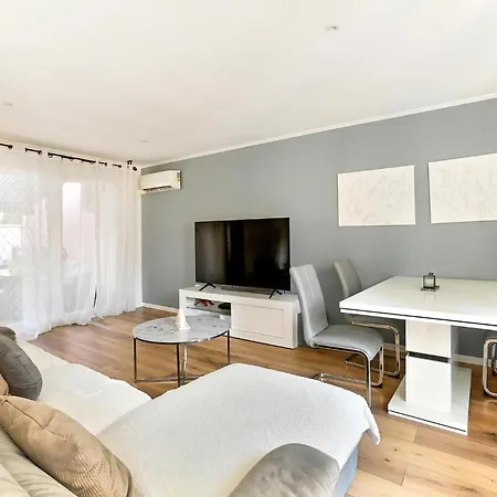 2 Bedroom Stunning In Orange *