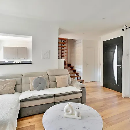 2 Bedroom Stunning In Orange Holiday home