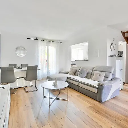 2 Bedroom Stunning In Orange Holiday home *