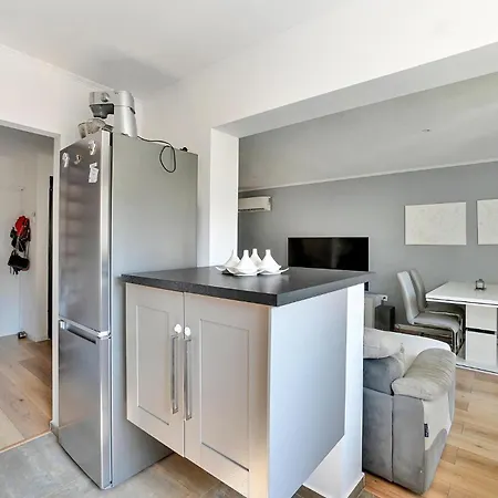 2 Bedroom Stunning In Orange Holiday home *