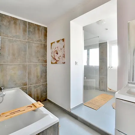2 Bedroom Stunning In Orange Holiday home Orange (Vaucluse)